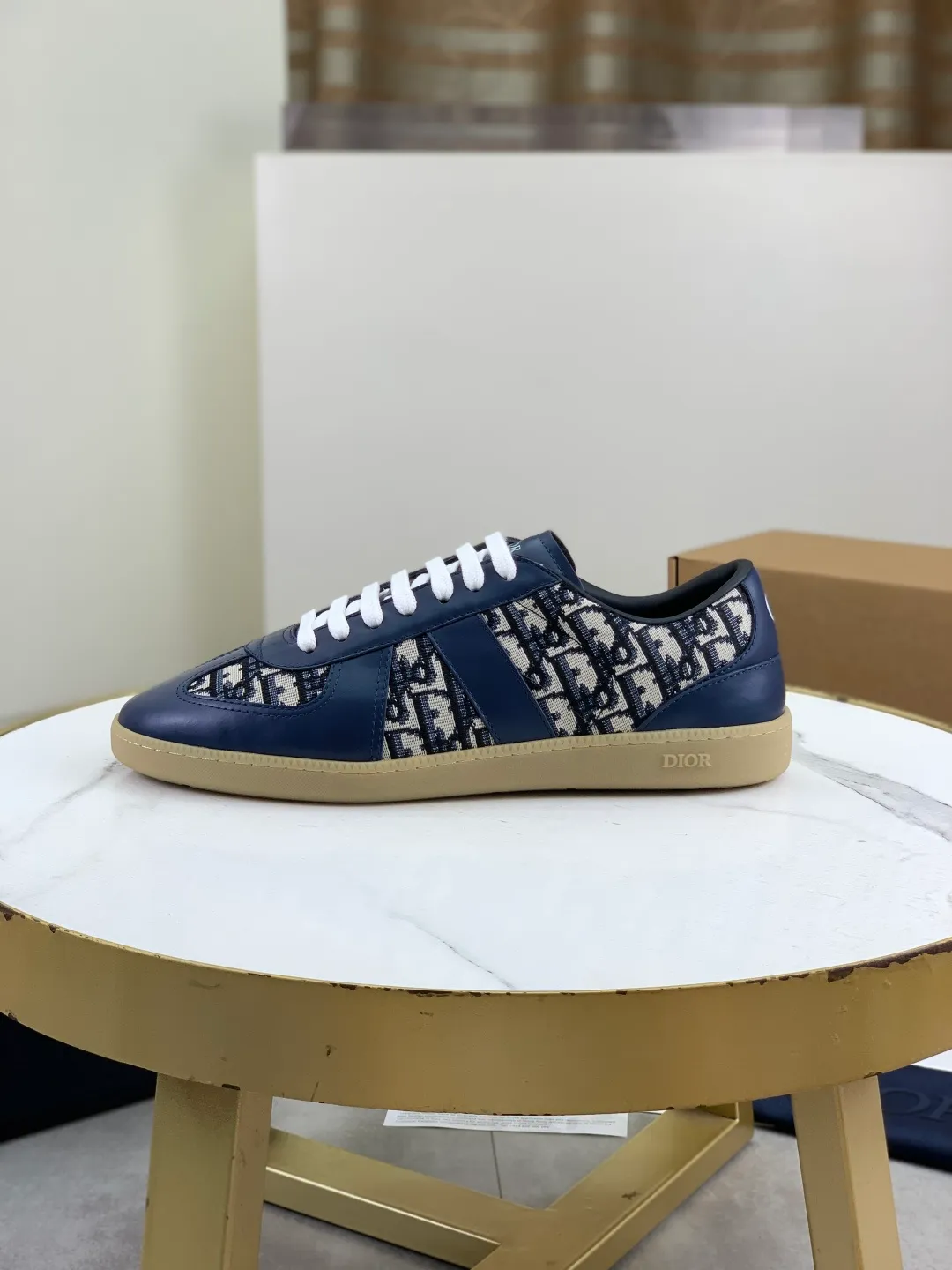 Men's men's shoes 💰P542 New Dior B01 top version of moral training shoes! ! ! White first-layer cowhide, fully oiled upper, original TPU molded outsole. New to the Fall 2025 collection, this sneaker marks the return of Dior’s classic style, reinterpreted in a stylish and elegant silhouette. Crafted from white smooth first-grain cowhide with a tonal silk sheepskin lining, it features the Dior logo on the tongue and inner sides, and a CD icon on the heel. Paired with Tpu anti-slip soles of the same color, it can be matched with various styles to create a sophisticated look.  Code number: 39-45 Complete package with airplane box